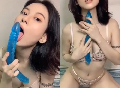 Gái xinh mặt dâm tự sướng với sextoy nứng cực độ